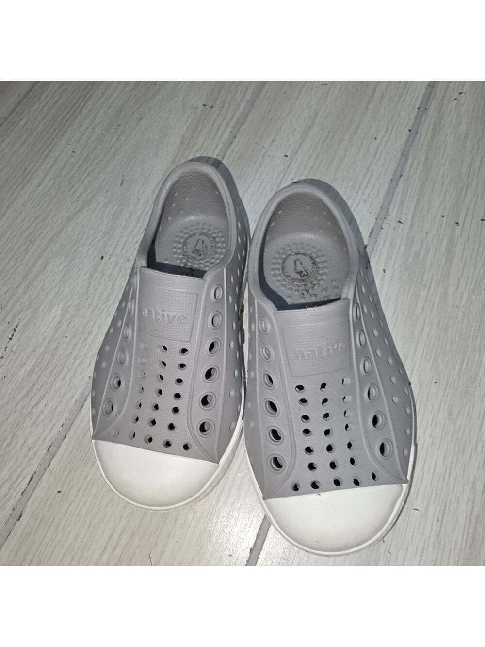 Native Jefferson Unisex Kids Shoes Gray And White Size 6 Water Slip On